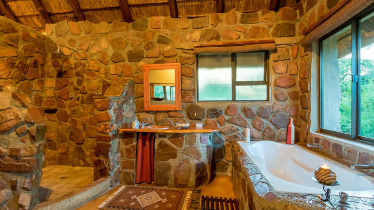 Iketla Lodge - Romantic Chalet Bathroom